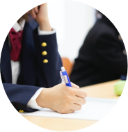 勉強するこども