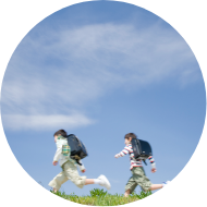 元気に走るこども